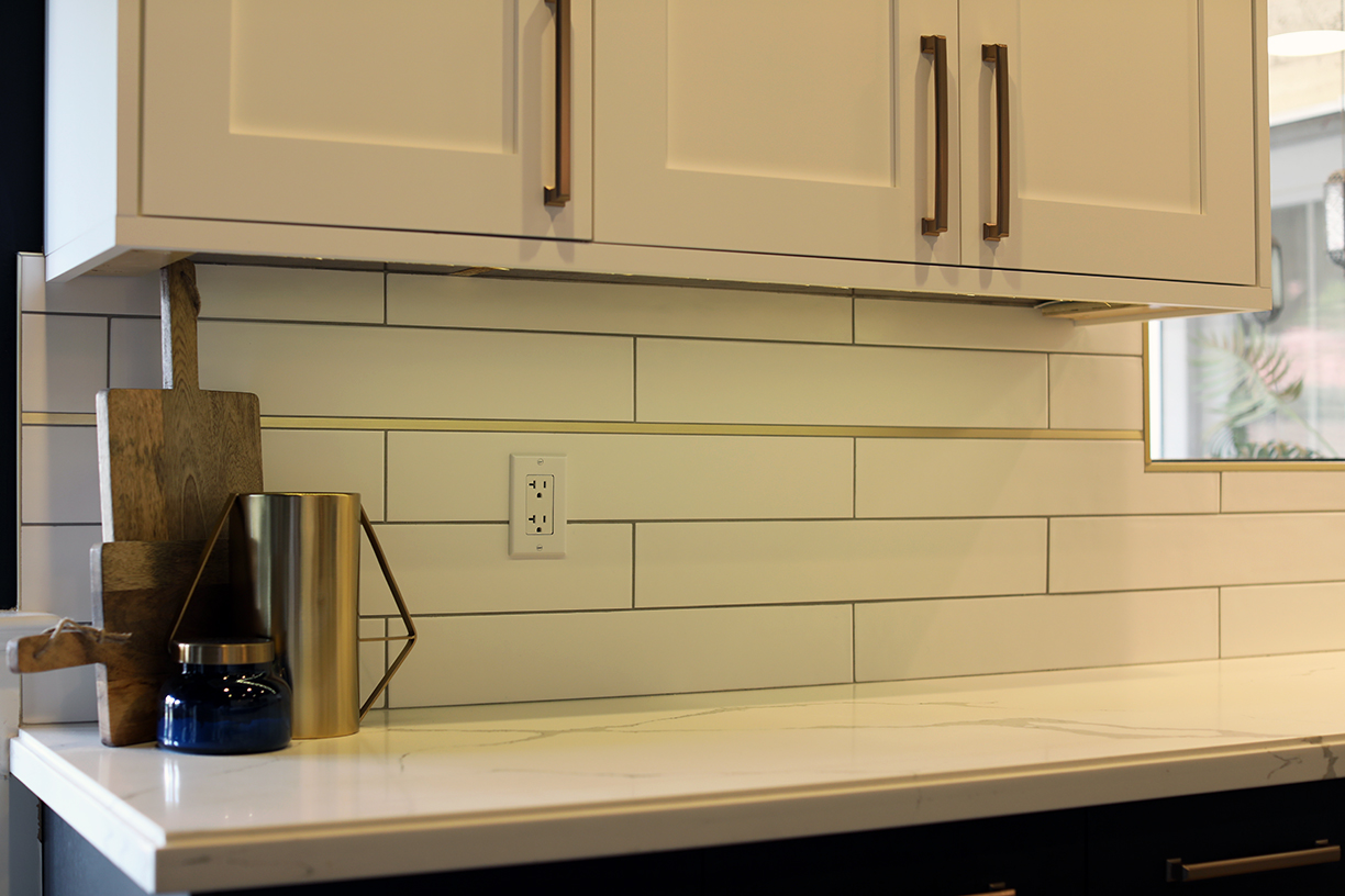 Kitchen remodeling contractor for backsplash